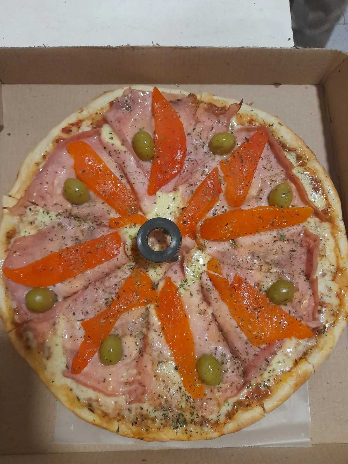 Pizza de jamón y morrones con extra de huevos duros
