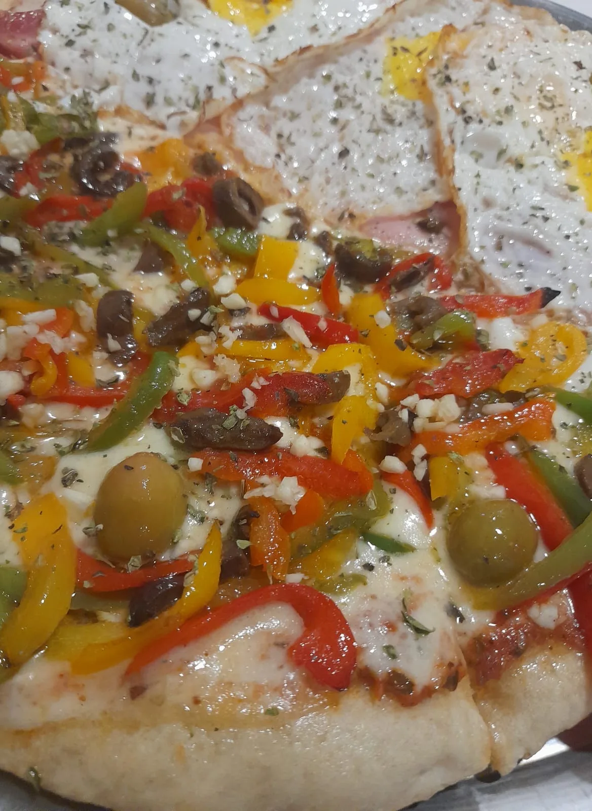 Pizza con morrones, aceitunas y ajo