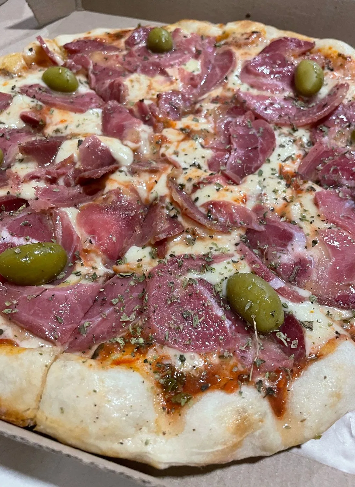 Pizza con fiambre y aceitunas