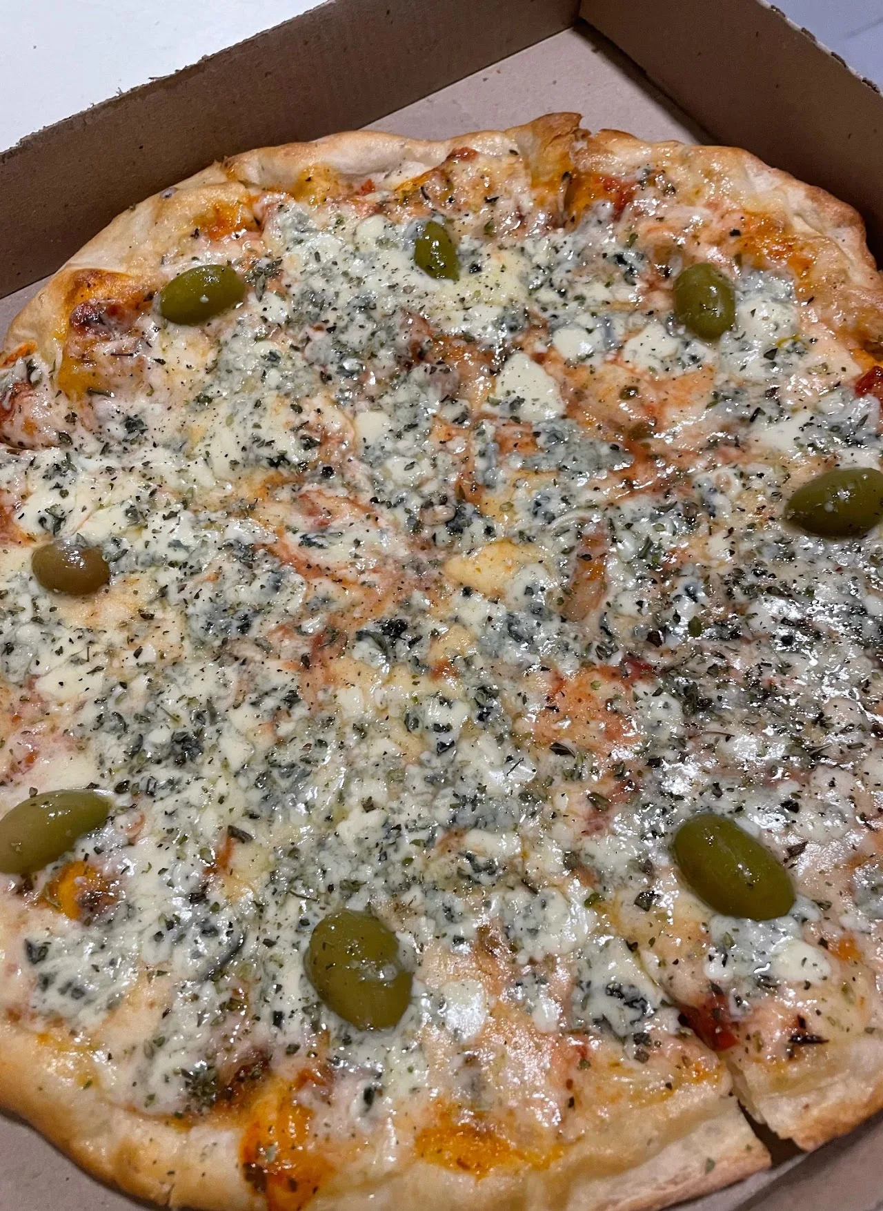 Pizza con queso azul y aceitunas