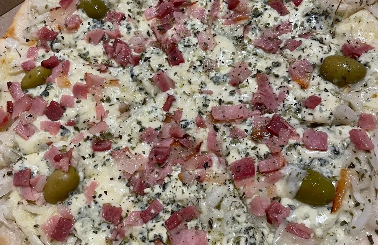 Pizza con jamón picado, queso azul y cebolla